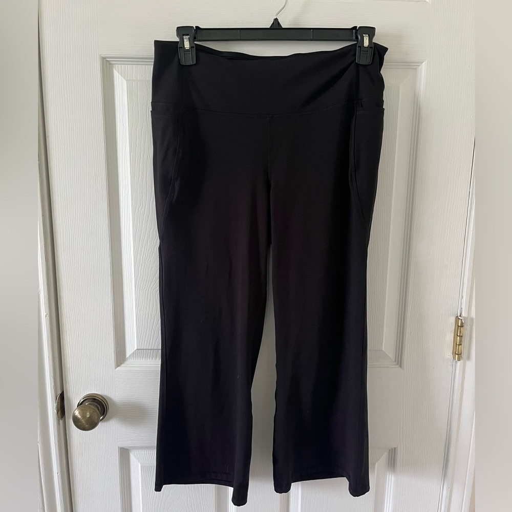 Livi Active Flare Capri Leggings